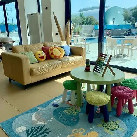 Ξενοδοχείο με διαμερίσματα Ada 4*