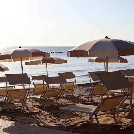 Ξενοδοχείο με διαμερίσματα Ada